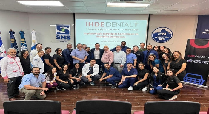Realizan charla sobre Implantología Estratégica a residentes del Hospital Darío Contreras.